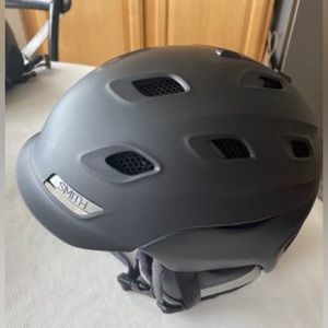 Men’s Smith ski/snowboard helmet